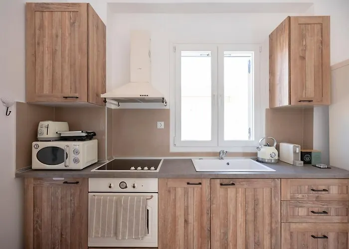 Vakantiehuis Pounta - 2br With Shared Pool - Fiora I Pounda